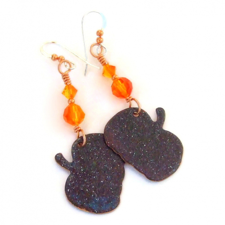 back side of orange pumpkin halloween earrings