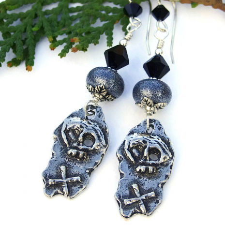 skull and crossbone pirate earrings