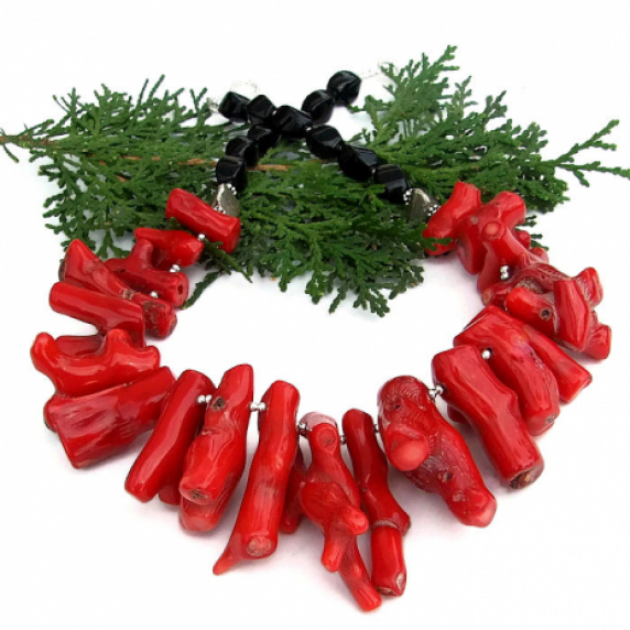 atlantean_treasure_2_-_chunky_red_coral_and_black_onyx_necklace.jpg